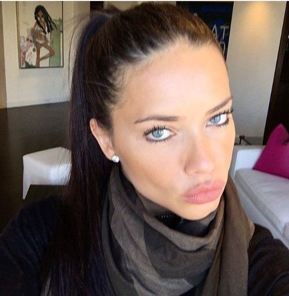 En seksi Adriana Lima selfieleri