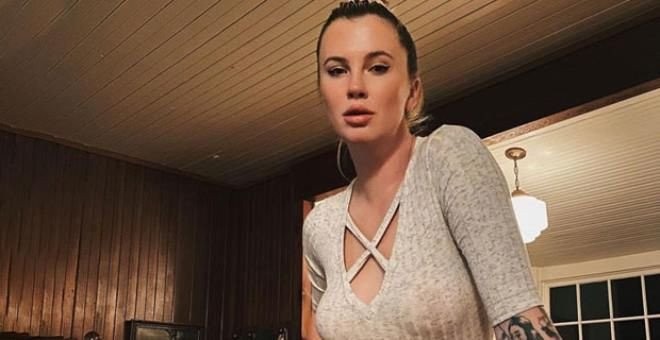 Ireland Baldwin'den cesur pozlar...