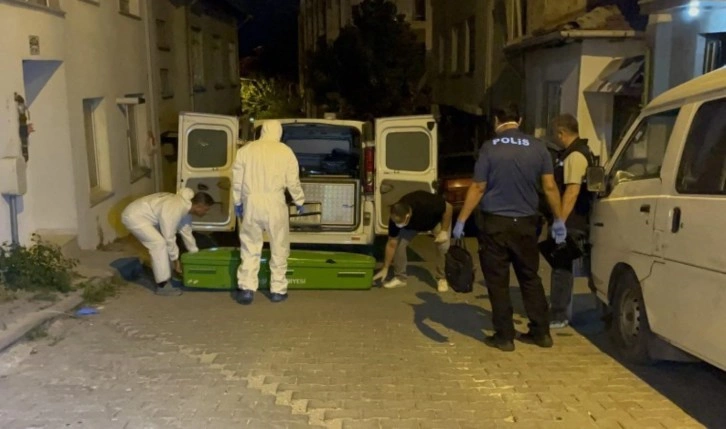 1 haftadır haber alınamıyordu... Kötü koku ihbarı üzerine evinde ölü bulundu