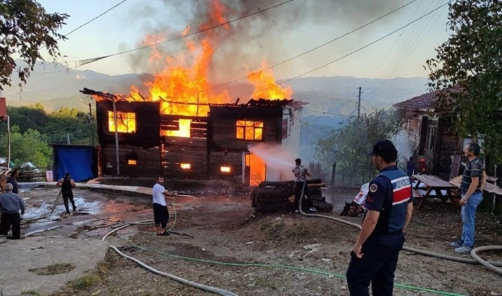 2 katlı yanan ahşap evde Anne ile kızını komşu kurtardı!