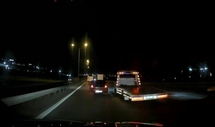 3 çekici sürücüsü otomobilleri yol boyunca taciz etti!