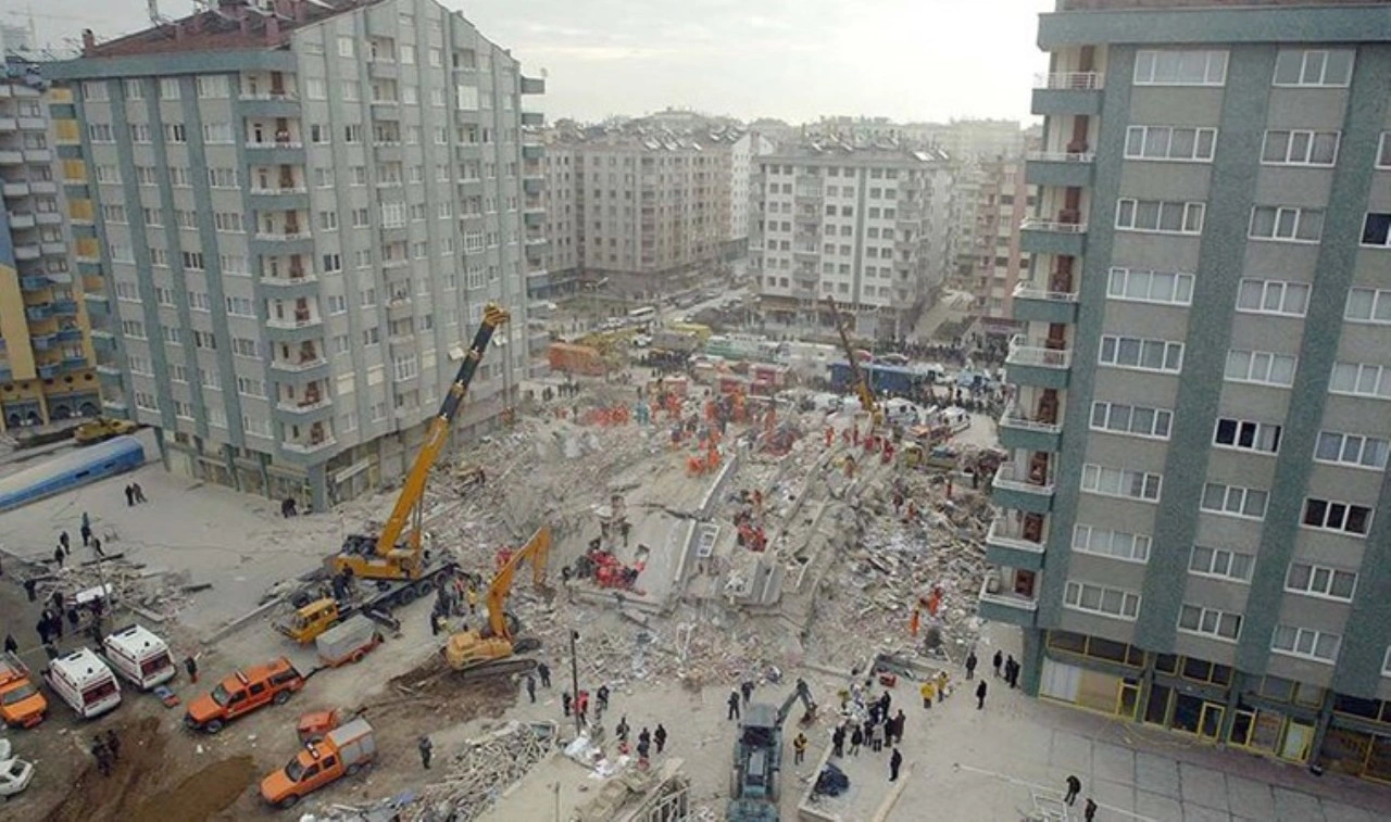 92 kişi hayatını kaybetmişti: Zümrüt Apartmanı faciasının üzerinden 21 yıl geçti