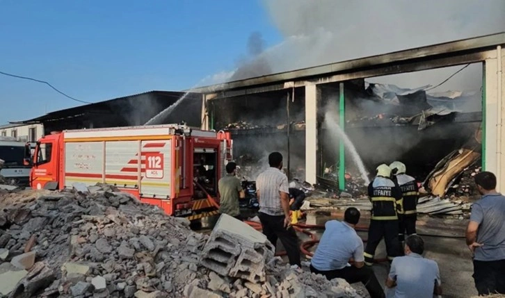 Adana'da sanayi sitesinde yangın: 10 iş yeri zarar gördü