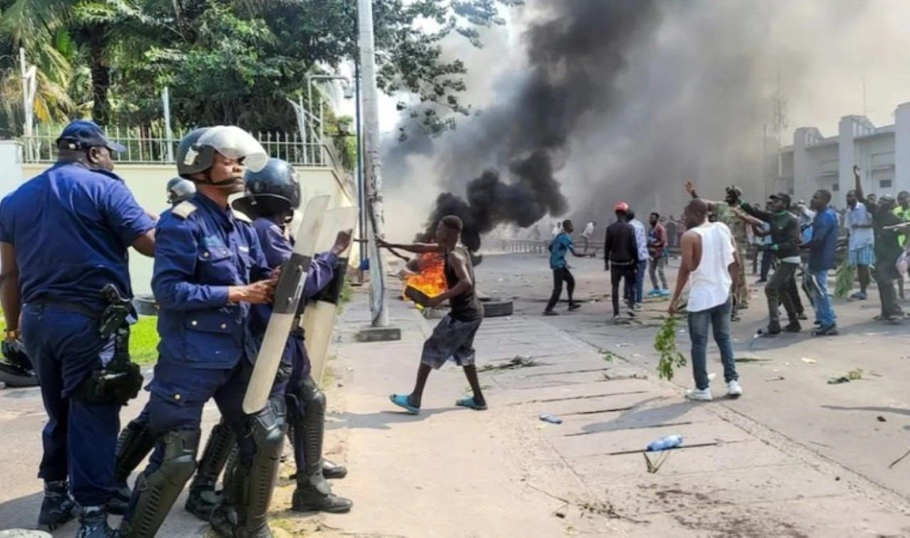 Afrika ülkesinde kitlesel protesto: Büyükelçilikler ateşe verildi