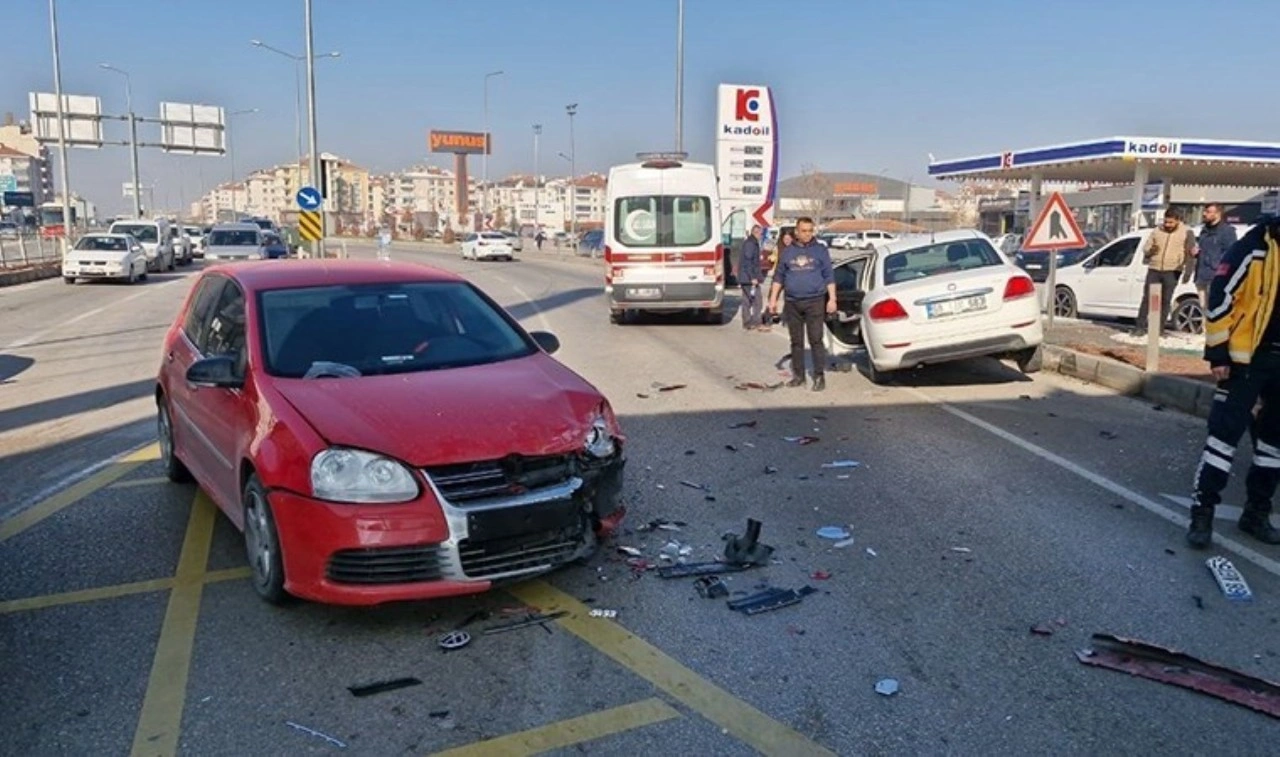 Aksaray'da feci kaza... İki otomobil çarpıştı: 1’i çocuk 2 yaralı