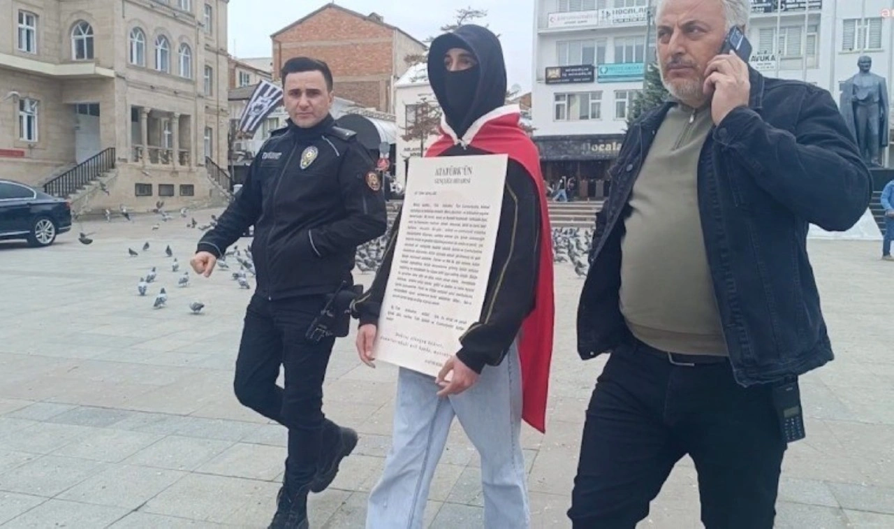 Aksaray'da sessiz protesto eylemi yapan gence polis müdahale etti