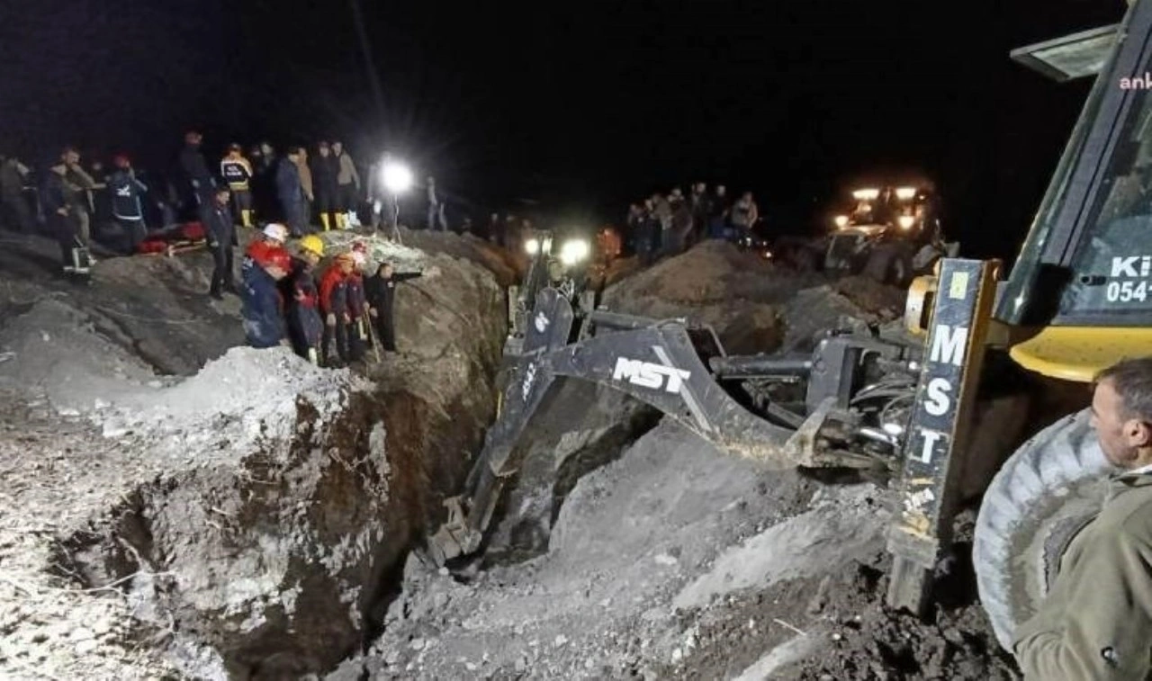 Amasya'da sondaj yapıldığı sırada göçük meydana geldi, 2 işçi toprak altında kaldı