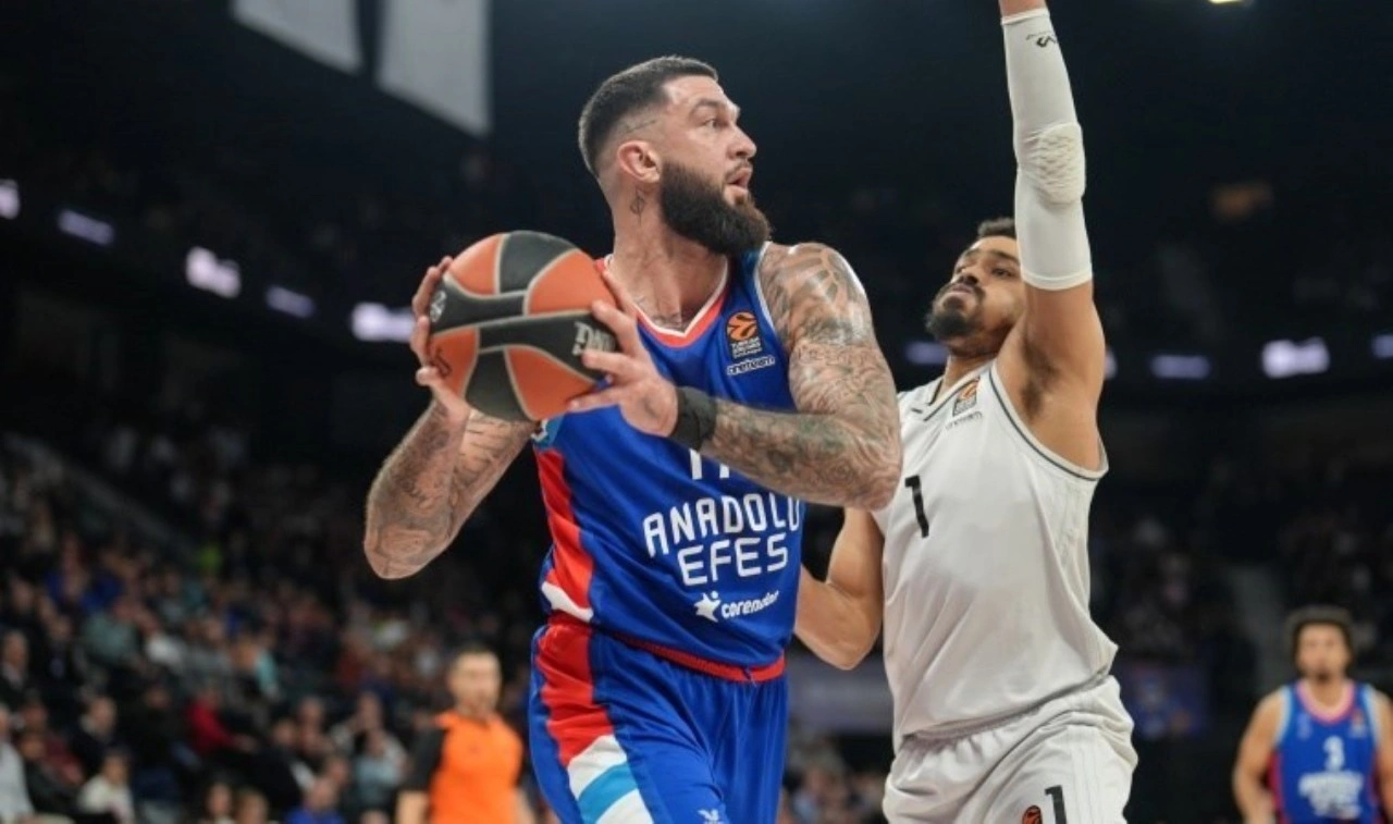 Anadolu Efes kendi evinde Paris Basket engeline takıldı!