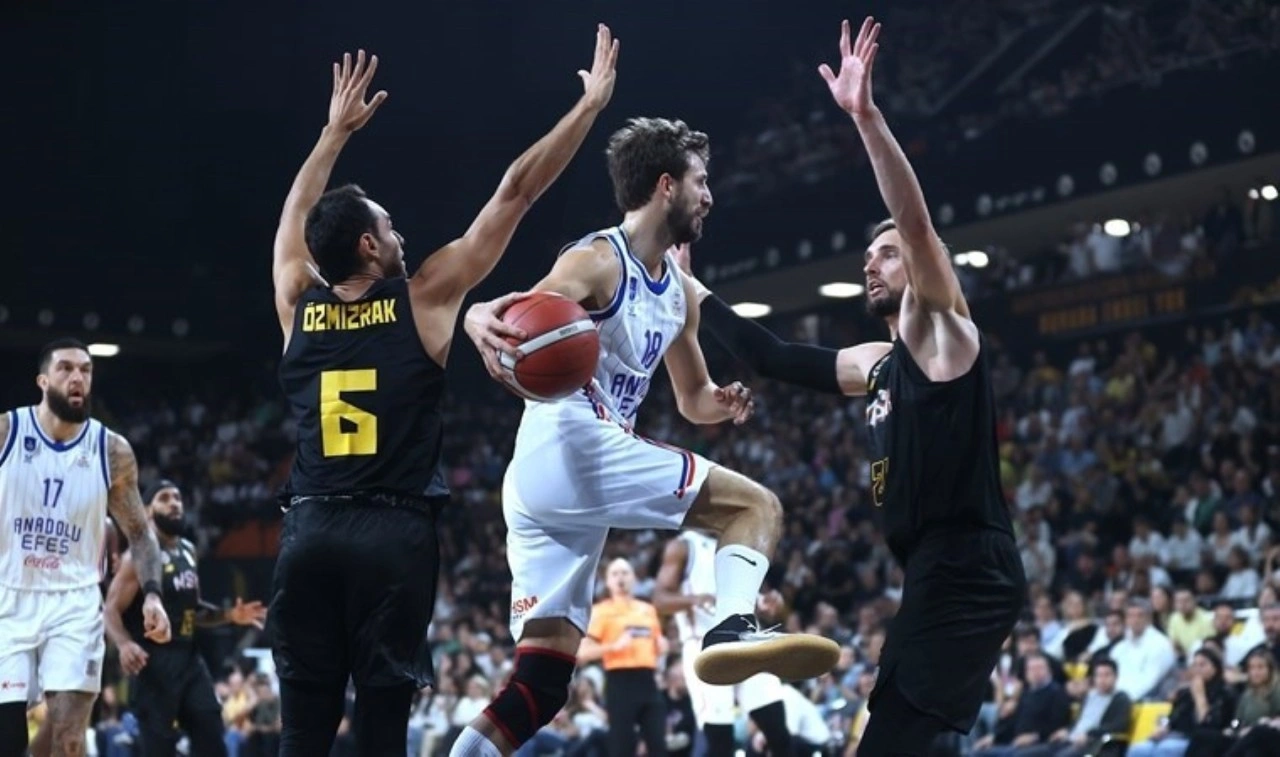 Anadolu Efes, Mersin Spor'u farklı mağlup etti