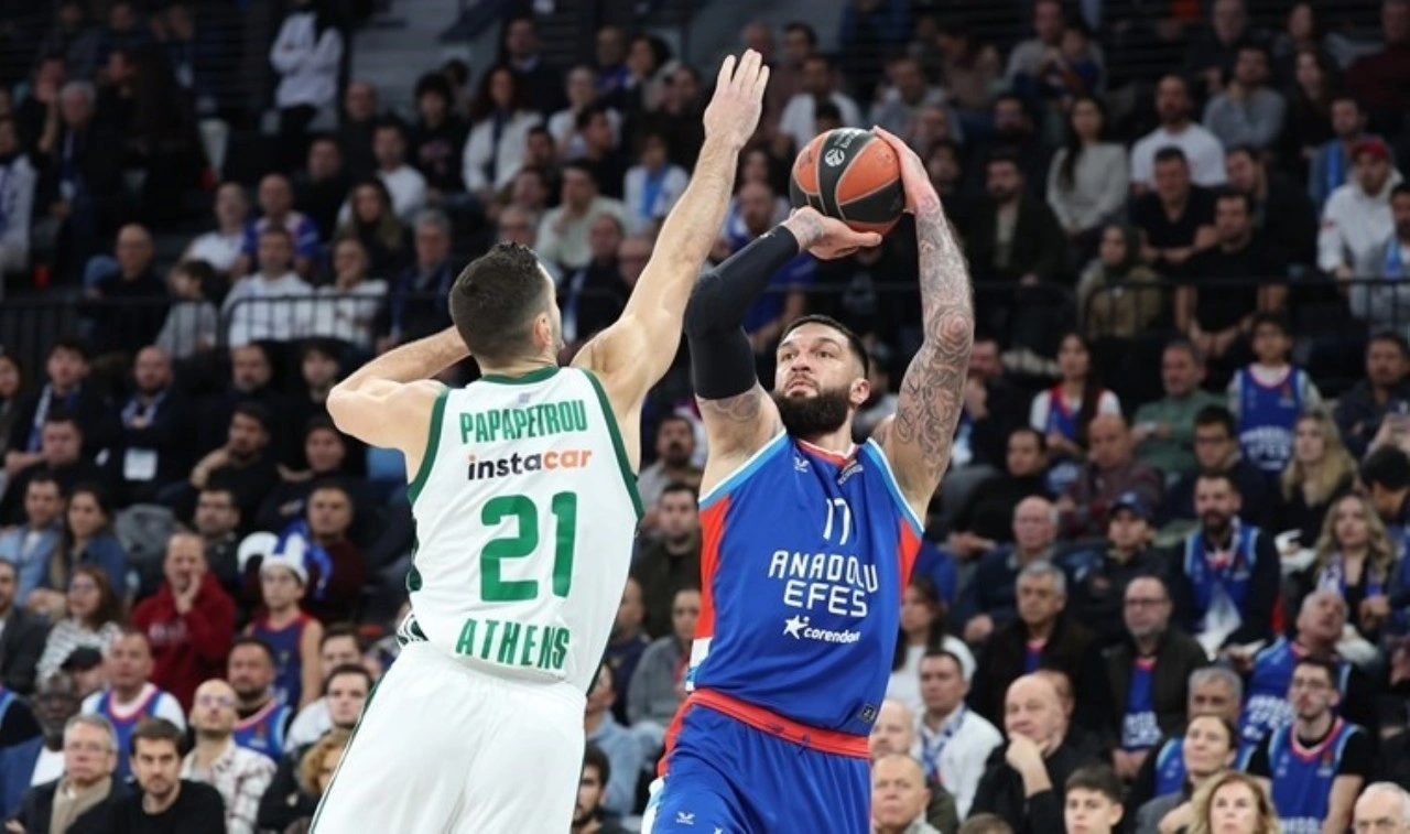 Anadolu Efes, Panathinaikos karşısında farklı kazandı!