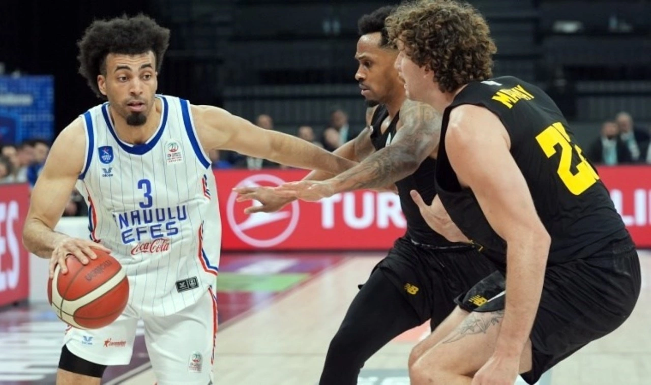 Anadolu Efes'ten kendi evinde 19 sayılık fark!