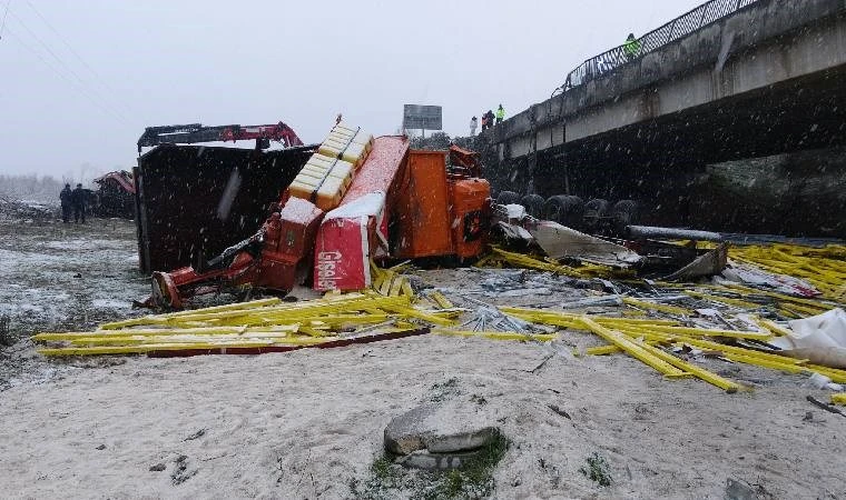 Anadolu Otoyolu'nda TIR ile kar küreme aracı köprüden uçtu: 2 ölü!