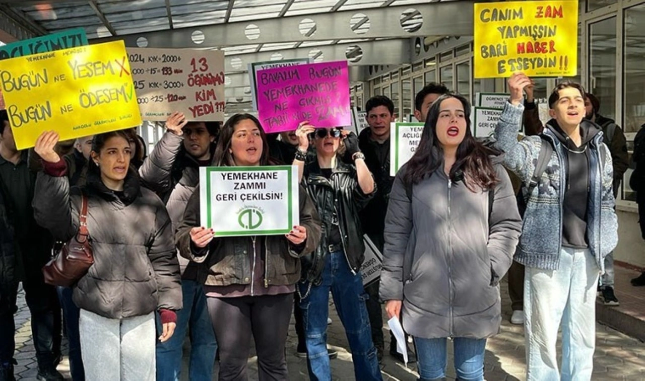 Anadolu Üniversitesi öğrencilerinden yemekhane ücretlerine gelen zamma protesto