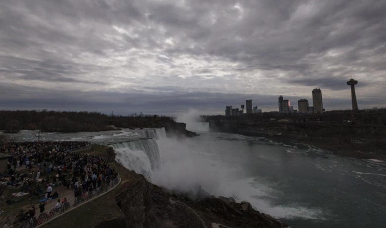 Anne, iki çocuğuyla birlikte Niagara Şelalesi’ne atlayarak intihar etti