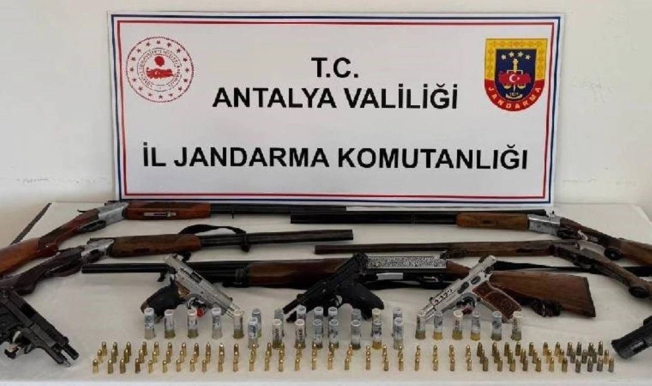 Antalya’da ruhsatsız silah operasyonu: Gözaltılar var!