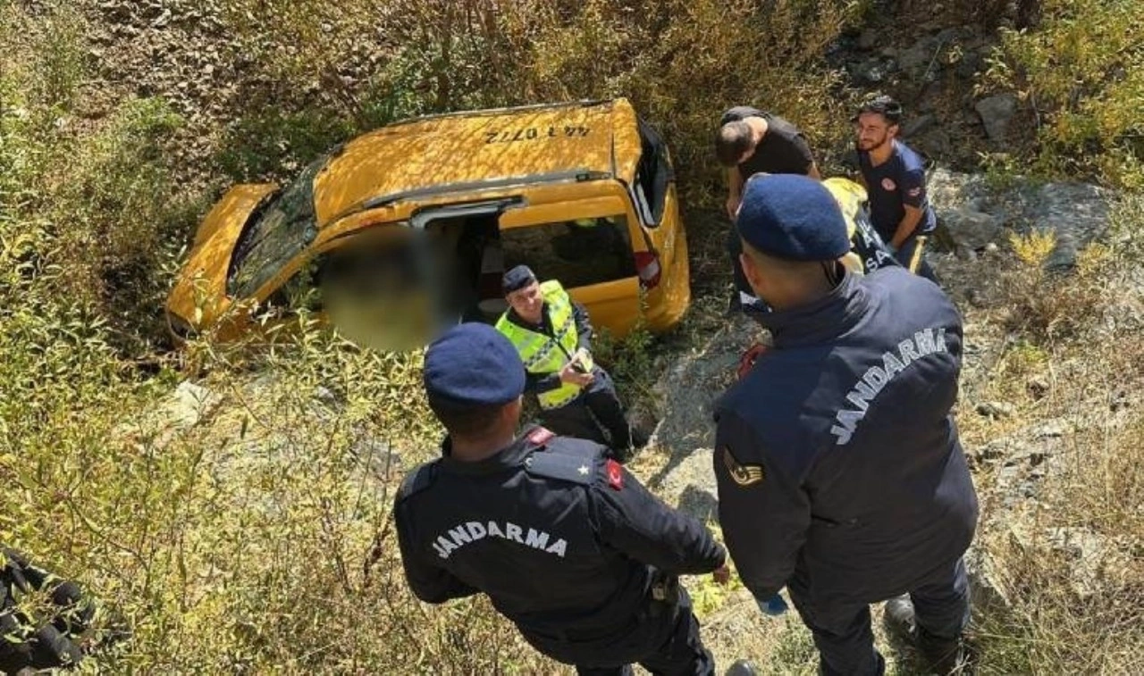 Araç şarampole yuvarlandı, sürücü ve eşi kurtarılamadı!