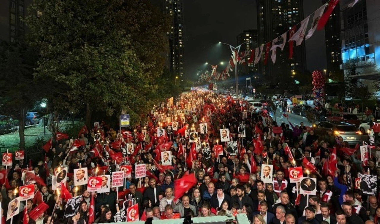 Ataşehir'de Cumhuriyet coşkusu: 'Korkmuyoruz, yılmıyoruz, Cumhuriyetimize sahip çıkıyoruz&amp;