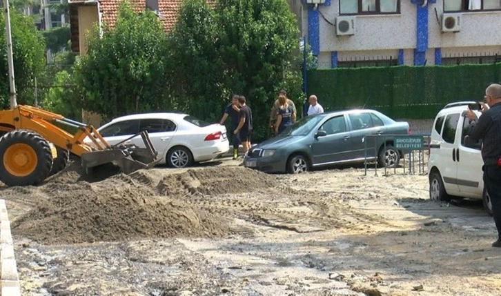 Bahçelievler'de yağışın ardından kum yol yayıldı: 2 otomobil mahsur kaldı