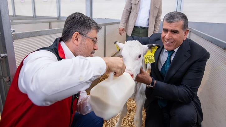 Bakan Yumaklı Lidersan Çiftliği'ne hayran kaldı