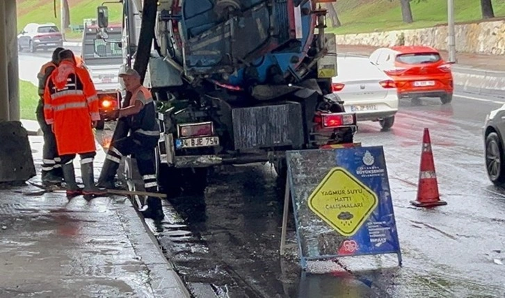 Bakırköy'de alt geçidi su bastı: Trafik durma noktasına geldi