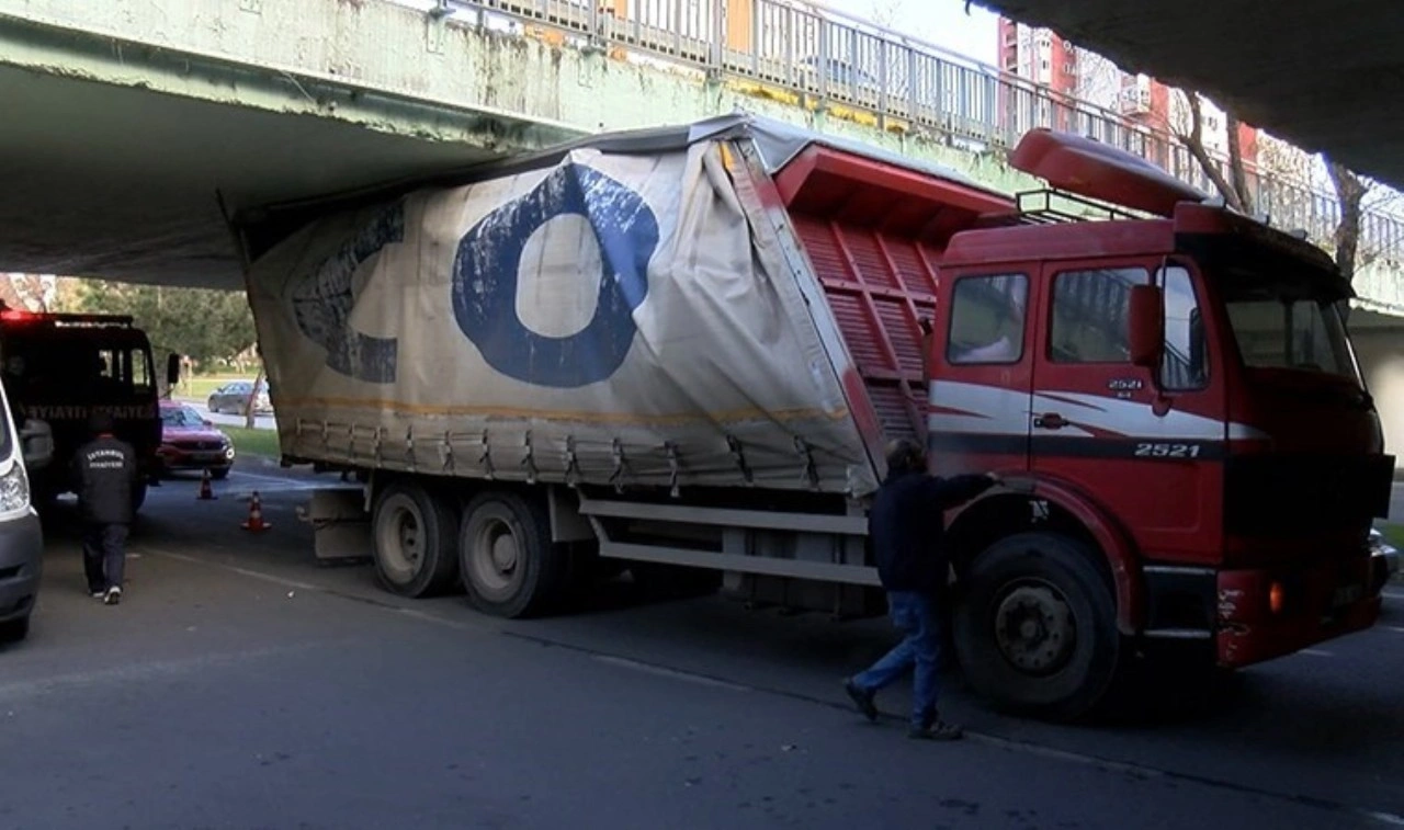 Bakırköy'de 'sabıkalı' alt geçitte yeni olay: Kamyon sıkıştı, sürücüye para cezası ke