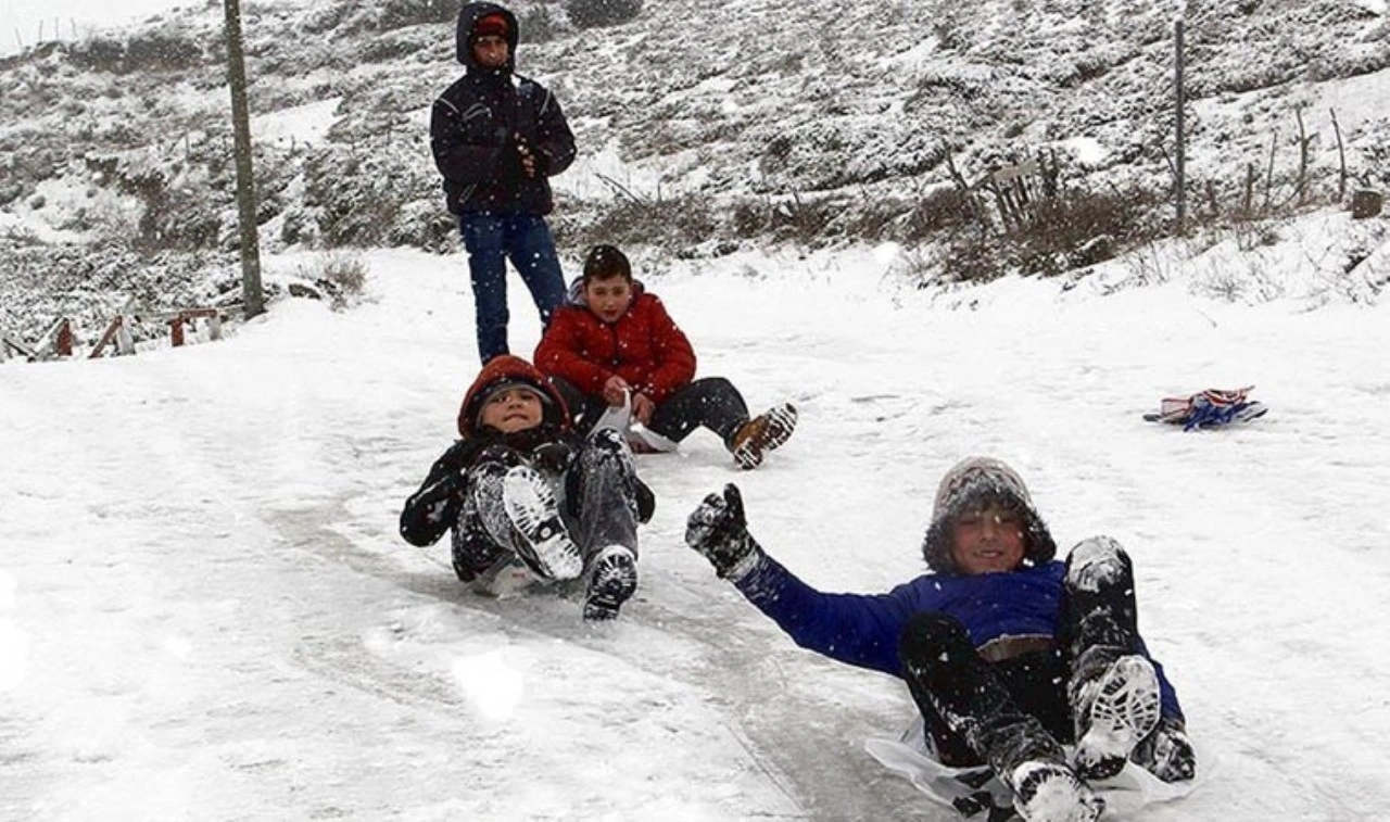 Bazı ilçelerde kar nedeniyle eğitime ara verildi