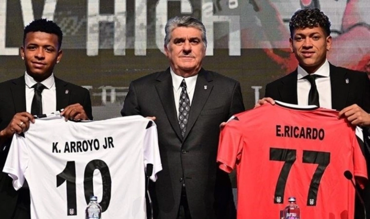 Beşiktaş, yeni transferler Keny Arroyo ve Elan Ricardo için imza töreni düzenledi