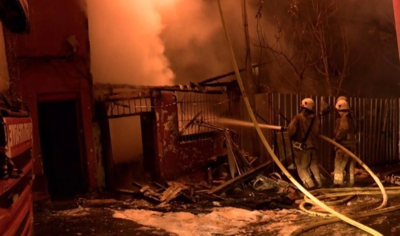 Beyoğlu'nda 3 katlı ahşap bina alevlere teslim oldu