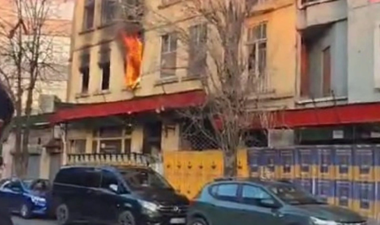 Beyoğlu’nda boş binada yangın çıktı