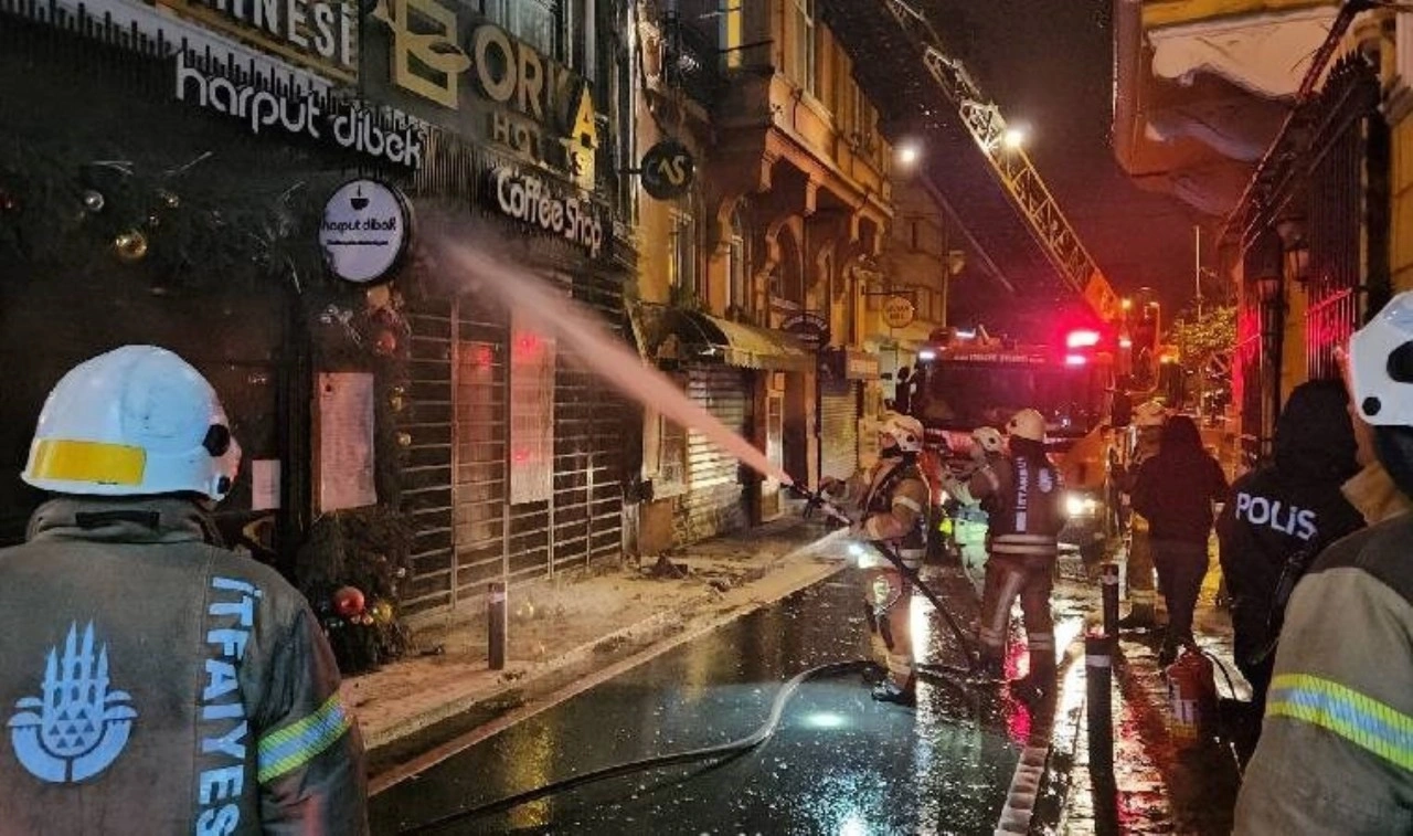 Beyoğlu'nda korkutan yangın... Otelin dış cephesinde başladı!