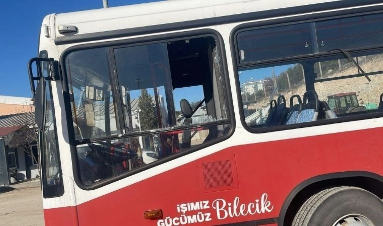 Bilecik’te dolmuş sürücüleri terör estirdi: Otobüsün camını taşla kırdılar