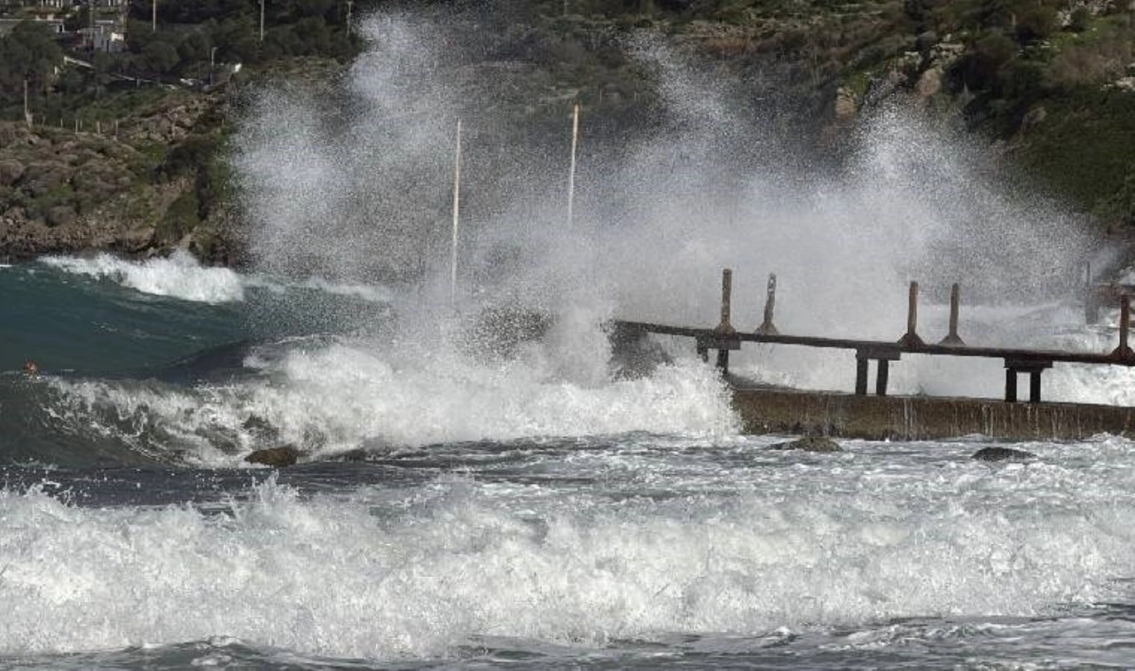 Bodrum'da fırtına esareti... Dalga boyu 3 metreyi aştı, feribot seferleri iptal oldu!