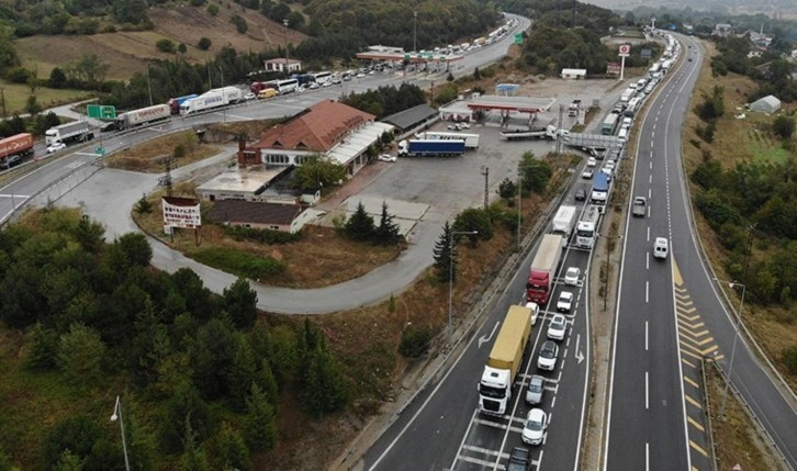 Bolu Dağı'nda kilometrelerce araç kuyruğu oluştu