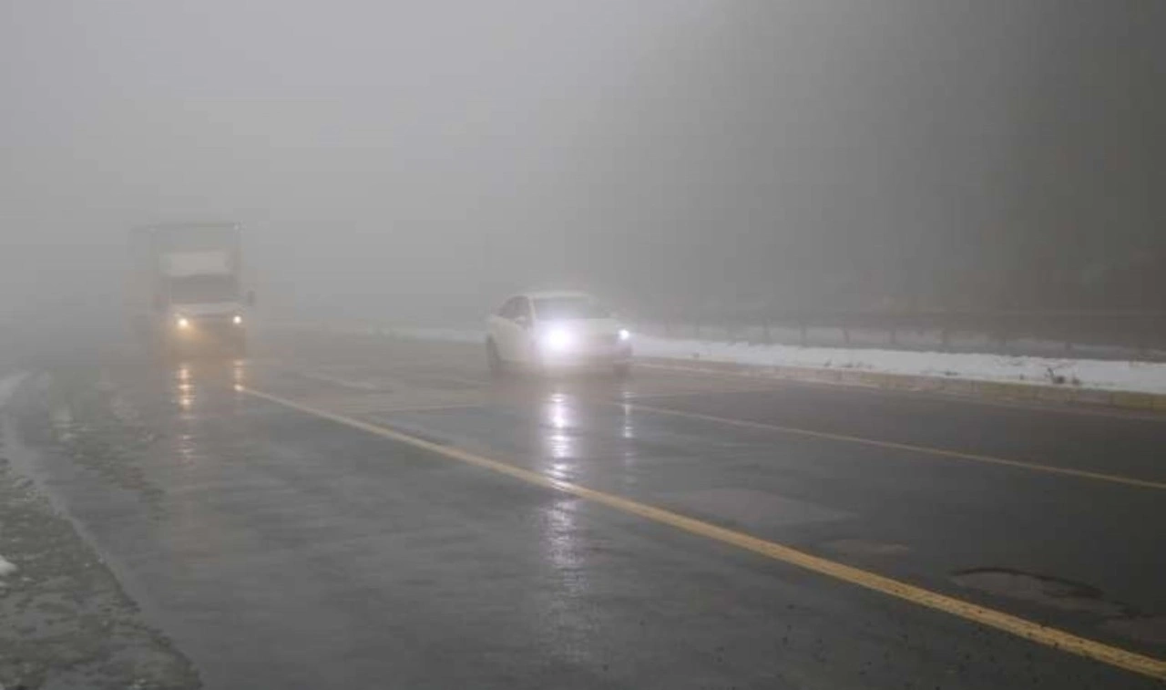 Bolu Dağı’nın D-100 kara yolu geçişinde sis etkili oldu