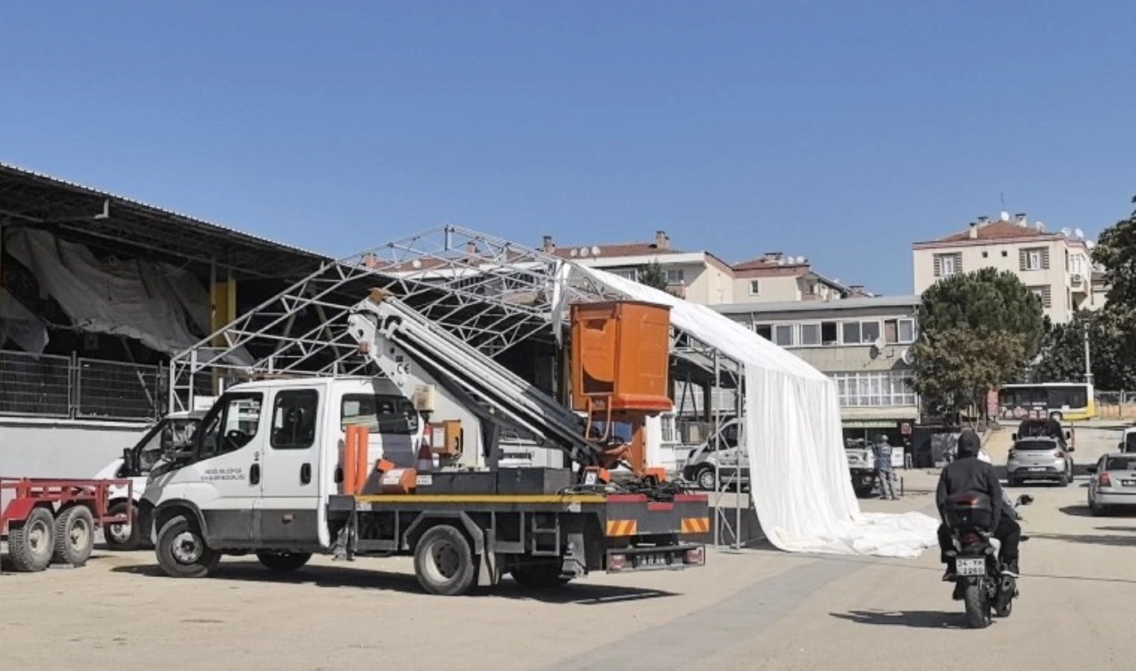 Branda kuran işçi 5 metre yükseklikten düştü