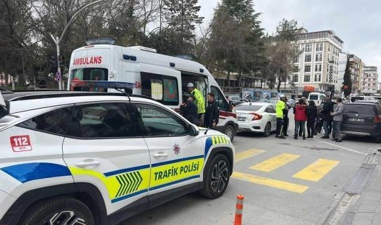 Burdur'da yaya geçidinden karşıya geçmek isteyen kadına otomobil çarptı!