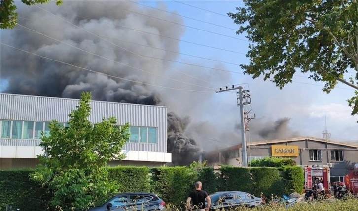 Bursa’da sandalye fabrikasında yangın