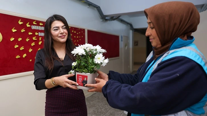 Büyükşehir Belediyesi'nden öğretmenlere çiçekli kutlama