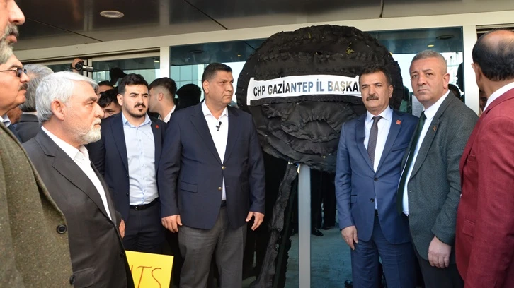 CHP'den Gaziantep Büyükşehir Belediyesi'ne siyah çelenk