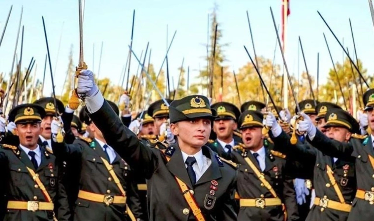 CHP'den teğmenlerin ihraç talebine sert tepki: 'Fesli Hocanız gibi mi diyeceklerdi?'