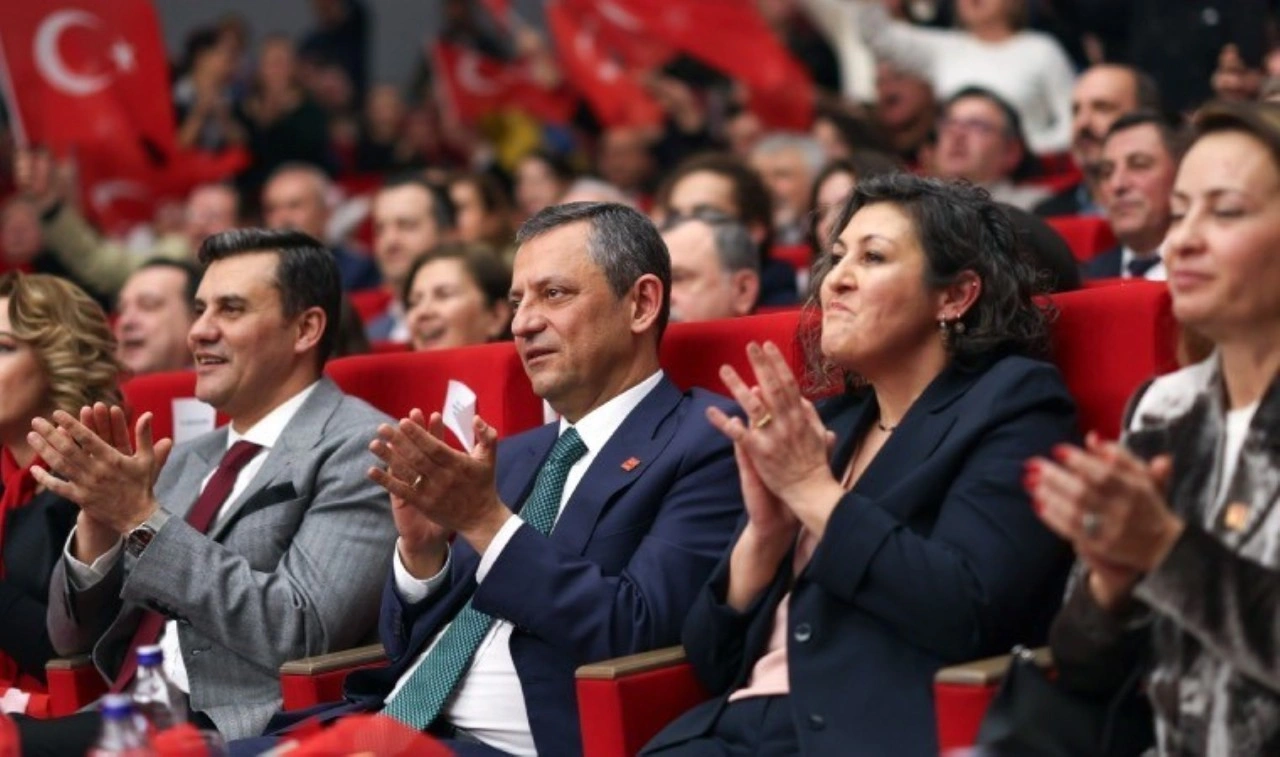 CHP Lideri Özel, Manisa’da Ataşehir Belediyesi Gençlik Senfoni Orkestrası konserine katıldı