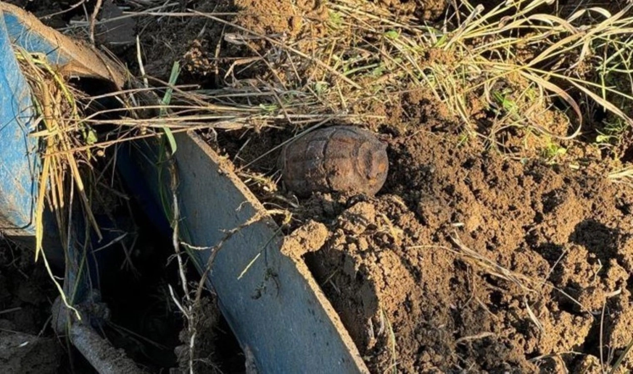 Çiftçi tarlada el bombası buldu