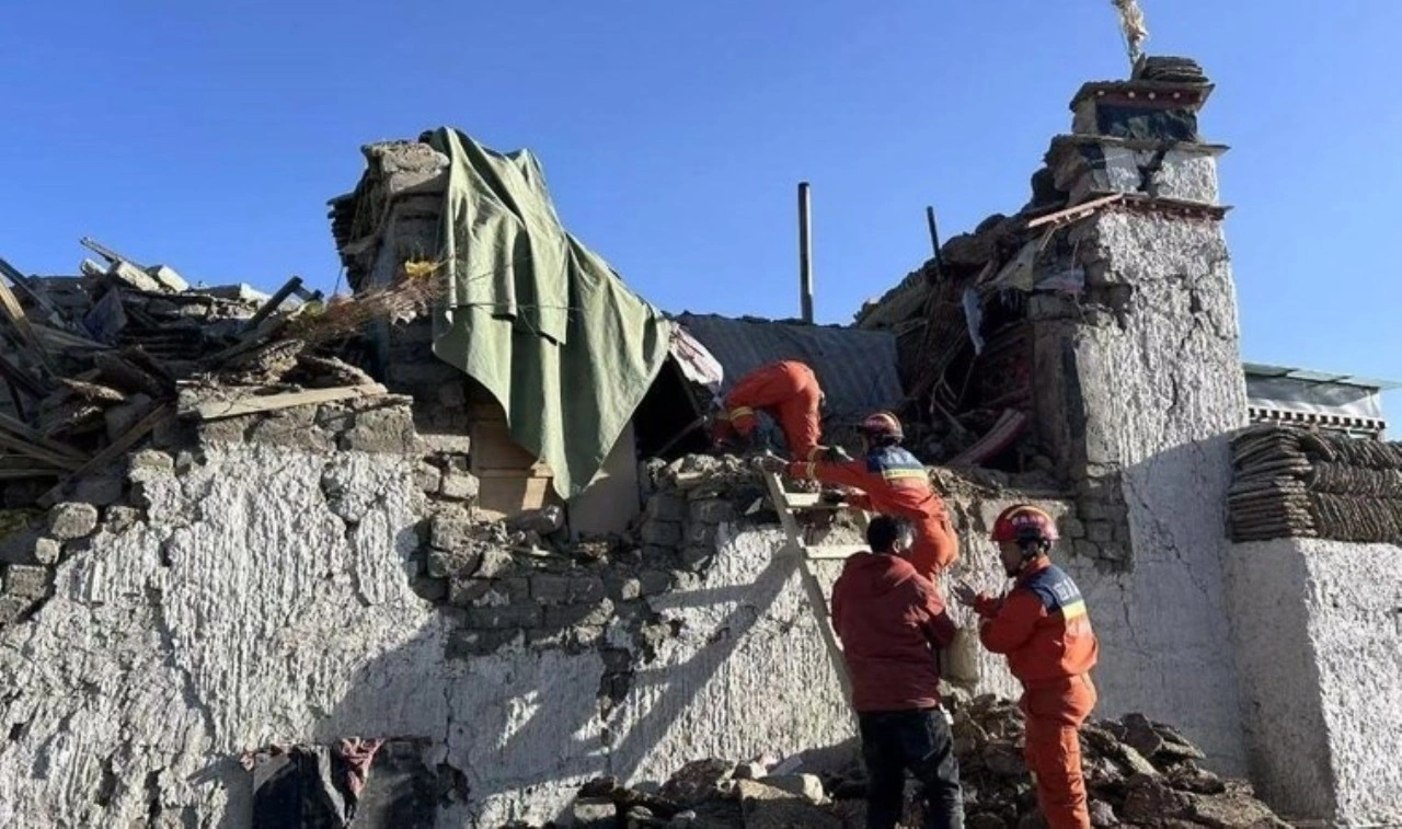 Çin'de şiddetli deprem: Çok sayıda ölü var!