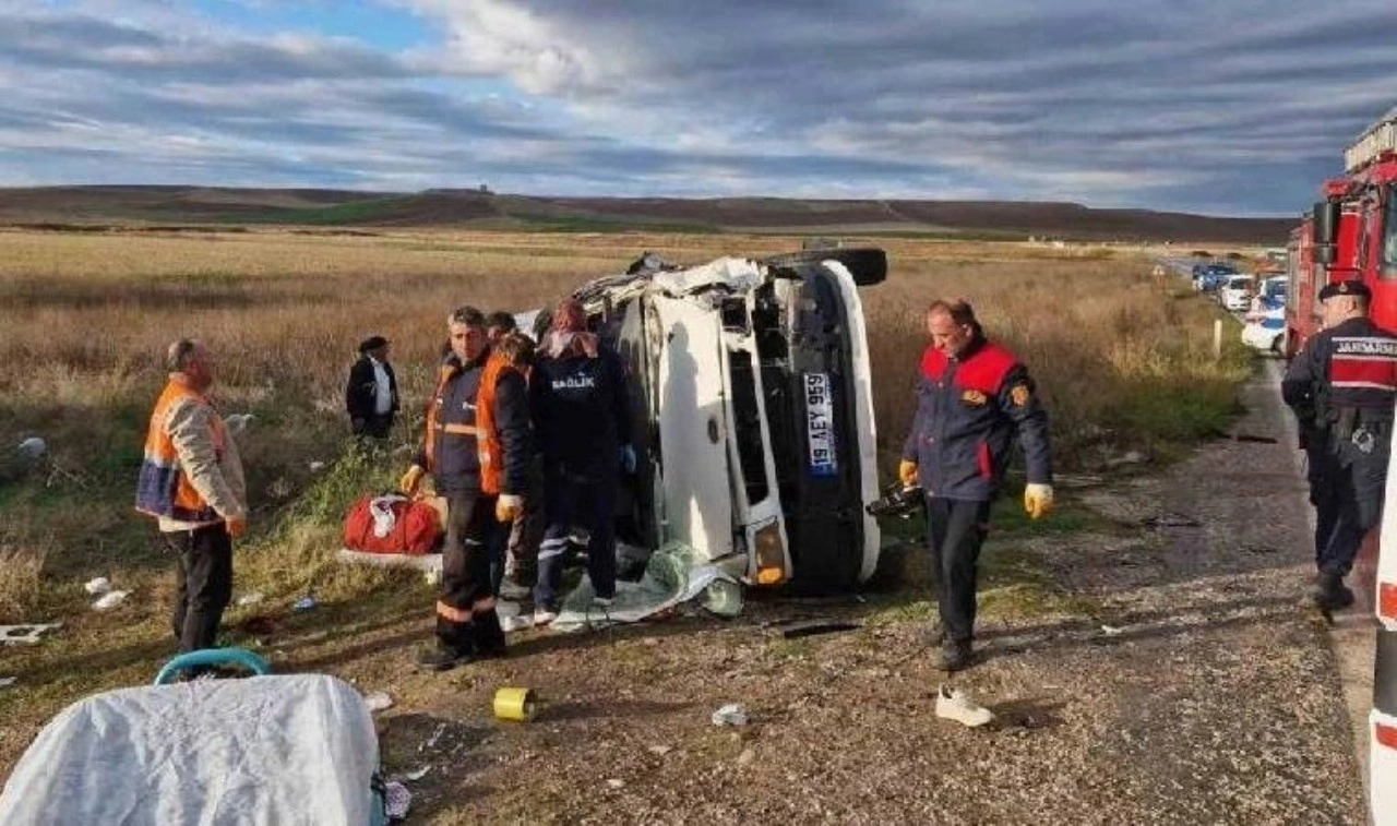 Çorum’da feci kaza... TIR ile işçi servisi çarpıştı: 1 ölü, 14 yaralı