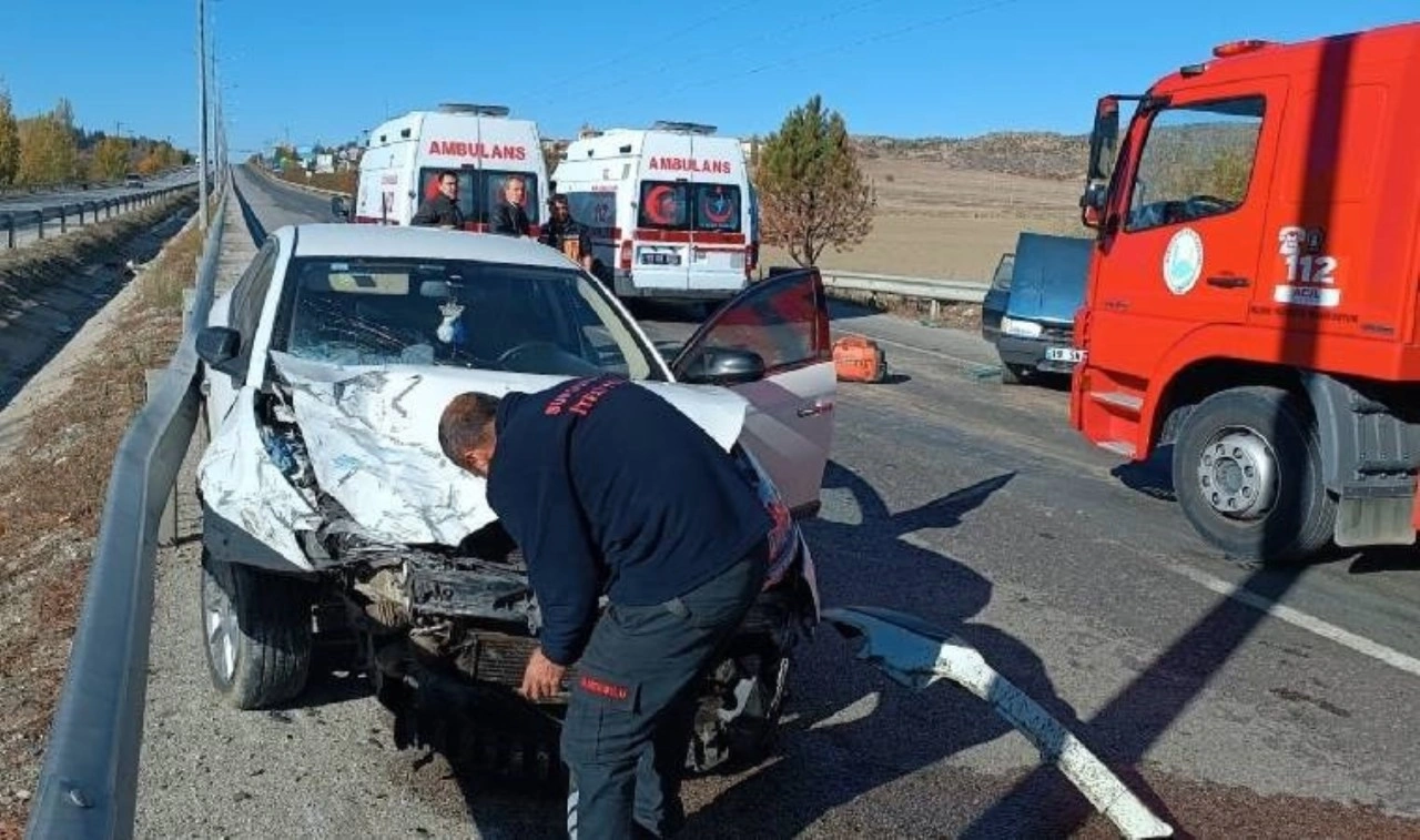 Çorum'da iki otomobil birbirine girdi... Yaralılar var!