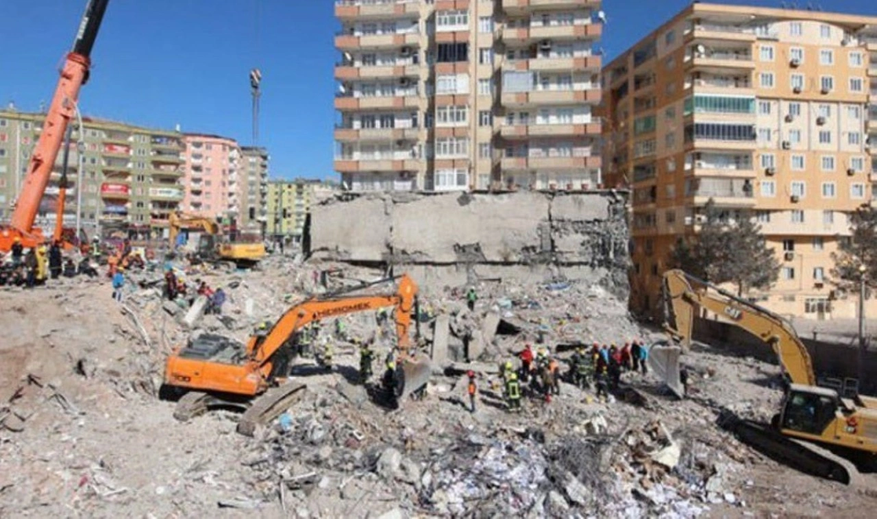 Depremde 103 kişiye mezar olan Kule Apartmanı'nın müteahhidi Ömer Cihan tahliye edildi