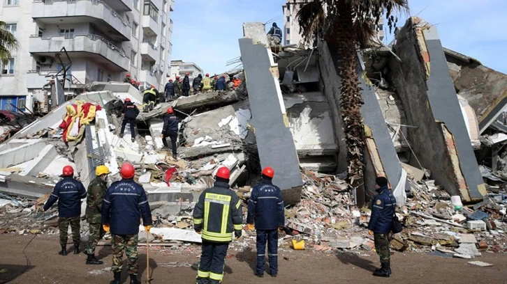 Depremzede aileleri, ‘Depremle beraber adalet de öldü’ diye isyan etti