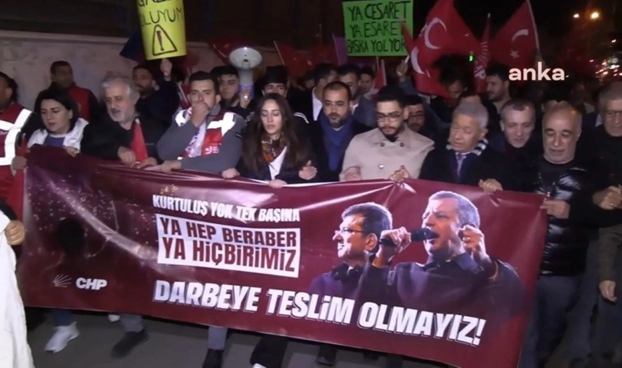 Diyarbakır’da ‘İmamoğlu’ protestosu… 'Mustafa Kemal’in askeriyiz' sloganları!