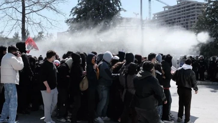 Dokuz Eylül Üniversitesi öğrencilerine polis müdahalesi