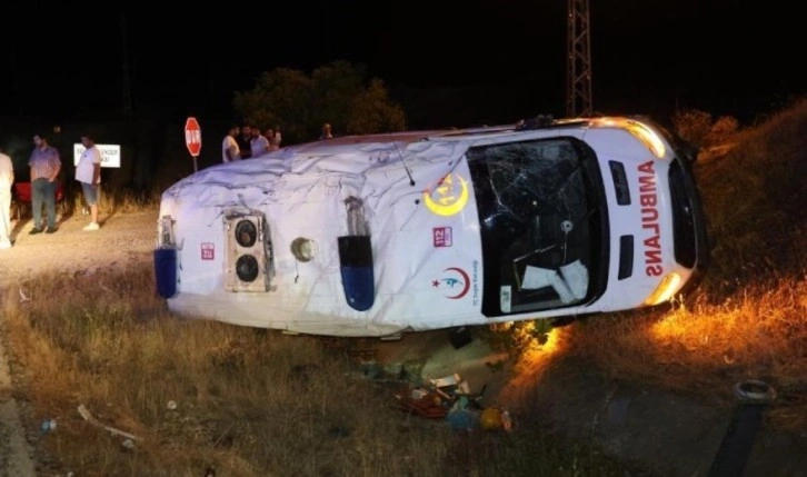 Elazığ’da ambulans şarampole devrildi: 3 sağlık çalışanı yaralandı